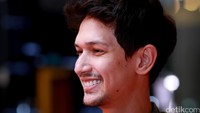 Dimas terlihat memelihara kumis dan jenggot di wajah mulusnya tersebut.