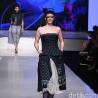 Didi budiarjo Kain Negeri Indonesia Barat. Jakarta Fashion & Food Festival 2016 at Hotel harris. Kelapa Gading. Jakarta. [Foto: Mohammad Abduh/Wolipop]