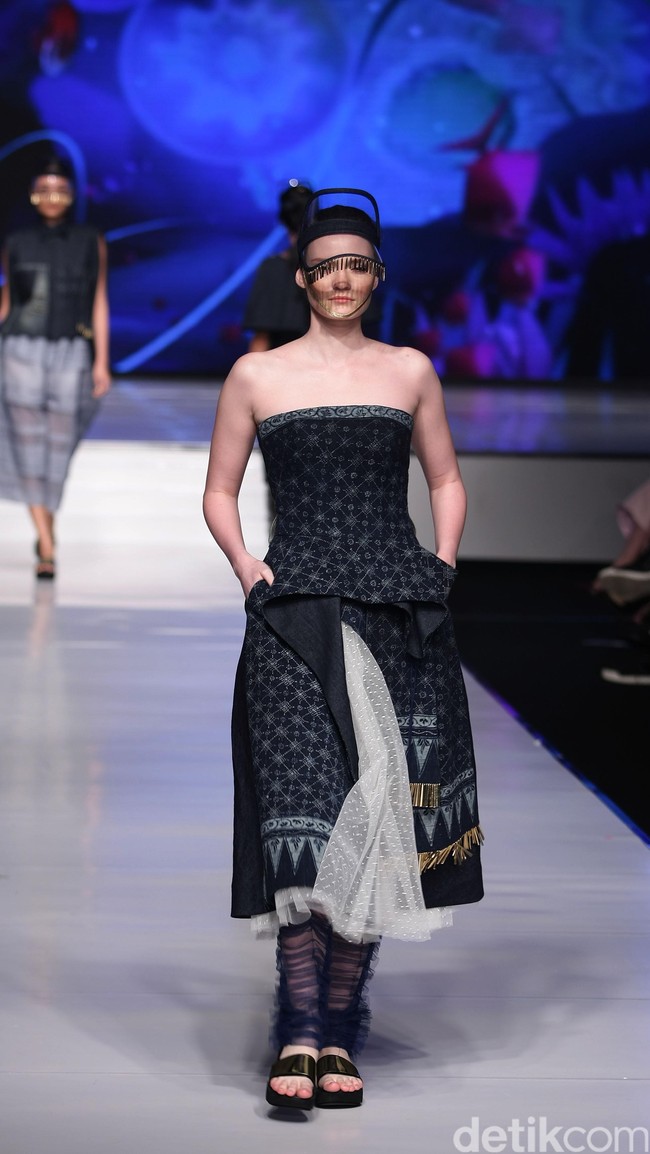 Didi budiarjo Kain Negeri Indonesia Barat. Jakarta Fashion & Food Festival 2016 at Hotel harris. Kelapa Gading. Jakarta. [Foto: Mohammad Abduh/Wolipop]