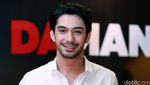 Senyuman Reza Rahadian Bikin Cewek Jatuh Hati