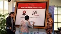 Megawati menandatangani poster dukungan pengesahan UU Pernghapusan Kekerasan Seksual yang sedang dibahas oleh DPR.