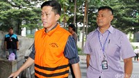 Fahri Nurmallo tiba dengan dikawal seorang petugas KPK.