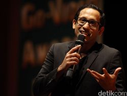 Nadiem Makarim, Hobi Berkaos Kini Pakai Kemeja Putih