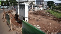 Pekerja melakukan proses pelebaran jalan.