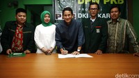 Sandiaga menandatangani berkas pendaftaran di DPW PKB.