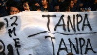 Seribuan mahasiswa Trisakti melakukan aksi unjuk rasa di depan Istana Merdeka, Jakarta, Kamis (12/5/2016).