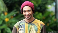 Saat berkunjung ke kantor detikcom, ia tampak kasual dengan kaus dan jeans.
