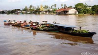 Karena pasar terapung mengikuti arus air sungai, makin siang pasarnya akan makin ke hilir.