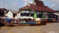 Pasar Terapung Lok Baintan terletak di Desa Lok Baintan, Kecamatan Sungai Tabuk, Kabupaten Banjar.