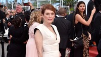 Julianne Moore juga curi perhatian. Clemens Bilan/Getty Images/detikFoto.