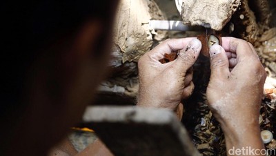Melihat Pembuatan Tasbih Pukah
