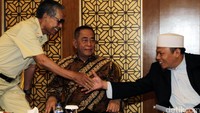 Ketua Persatuan Purnawirawan Angkatan Darat (PPAD) Soerjadi (kiri) berjabat tangan dengan Ketua FUI Muhammad Al Khaththath (kanan).