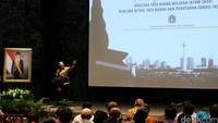 Ahok berpidato di hadapan para pejabat Pemprov DKI.