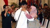 Serah terima 4 ABK kepada pihak keluarga di gedung Kementerian Luar Negeri RI berlangsung penuh suka cita.