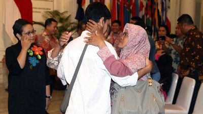4 WNI yang Dibebaskan Diserahkan ke Keluarga