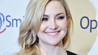 Bintang film Bride Wars itu tampak cantik tersenyum.  Dimitrios Kambouris/Getty Images for Operation Smile/detikFoto.