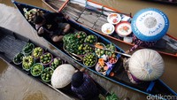 Aktivitas jual beli di pasar terapung itu berlangsung dari pagi hingga siang hari.