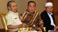 Menhan Ryamizard Ryacudu berbincang dengan Ketua Persatuan Purnawirawan Angkatan Darat Soerjadi.