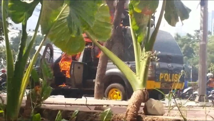 Mobil Patroli Polisi Terbakar di Semanggi