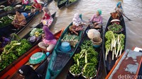 Para pedagang tampak ramai pagi itu. Puluhan perahu didayung perlahan oleh pedagang yang menjajakan sayuran, buah, kue tradisional, mainan hingga topi purun khas Banjar. (Rachman Haryanto)