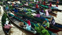 Puluhan kapal dan ramah tamah pedaganglah yang membuat kita menjadi rindu kepada pasar terapung ini. (Rachman Haryanto)