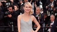 Naomi Watts dibalut dress abu-abu berpayet yang berkilau. Clemens Bilan/Getty Images/detikFoto.