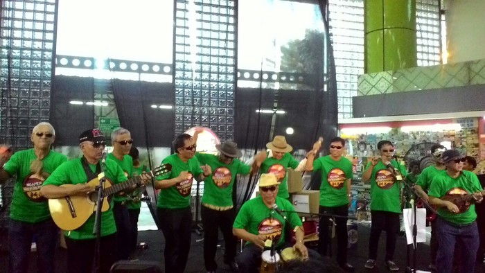 Saut Situmorang dan Direksi KAI Berjoget Diiringi Pancaran Sinar Petromaks