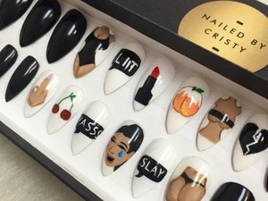 Siapa yang Mau Pakai Nail Art Meme Kim Kardshian Menangis?