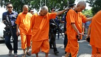 Para tersangka dihadirkan dalam jumpa pers.