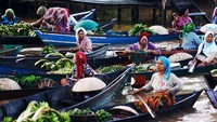 Pengunjung bisa belanja asyik di sini sambil transaksi di atas kapal. (Rachman Haryanto)