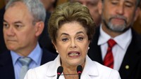 Air mata menetes ketika Presiden Dilma Rousseff menyampaikan pidato terakhirnya untuk rakyat, sebelum dia meninggalkan istana kepresidenan Brasil. Namun air mata itu bukan dari Rousseff, melainkan dari para menterinya dan staf pemerintah. REUTERS/Adriano Machado.