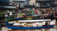 Jadi mau tak mau, kalau tidak ingin ketinggalan momen belanja di pasar terapung Banjarmasin, ya traveler harus siap bangun subuh. (Rachman Haryanto)