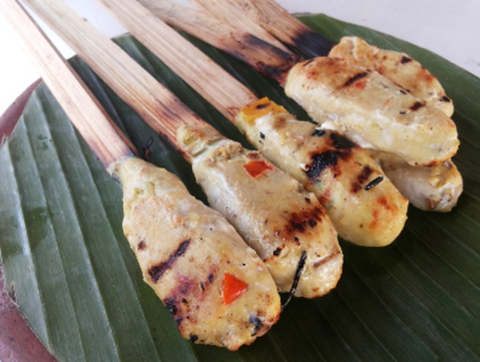 Lembut Gurih Sate Lilit Khas Bali di 4 Tempat Ini