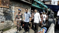 Sandiaga Uno tiba di pemukiman warga di Tanah Tinggi, Jakarta.