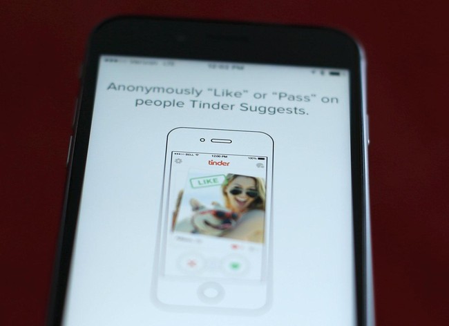 Ada 29 persen orang menganggap pasangannya berselingkuh jika masih punya aplikasi online seperti Tinder atau OK Cupid, padahal sudah berkomitmen pacaran atau menikah. Foto: Reuters - Mike Blake