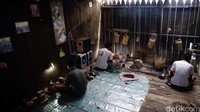 Pengrajin menyelesaikan pembuatan tasbih pukah.