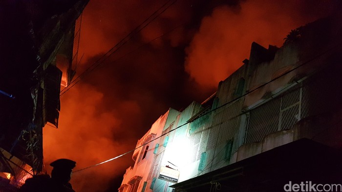 Api Membesar, Polisi Minta Warga Jauhi Pasar Pelita di Sukabumi