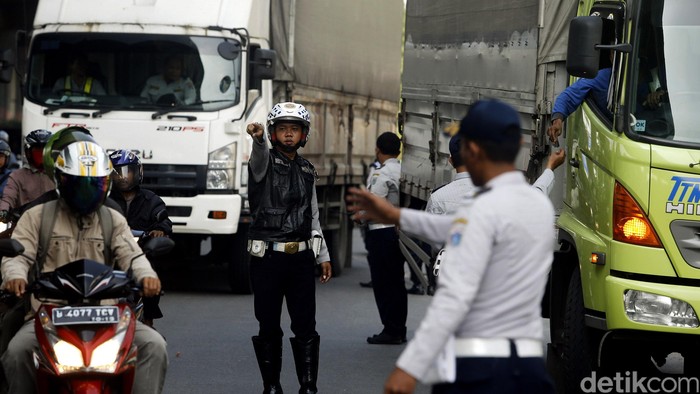 Mulai 1 Juli, Truk Tronton dan Trailer Dilarang Masuk Tol Selama 10 Hari