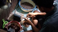 Pengrajin membuat tasbih pukah di Banjar, Kalimantan Selatan beberapa waktu lalu.