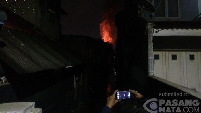 Warga Ramai-ramai Bantu Padamkan Api di Bukit Duri Jaksel