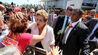 Dilma Rousseff mendapat pelukan hangat dari pendukungnya. REUTERS/Paulo Whitaker.