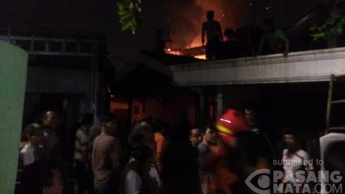 Kebakaran Landa Pemukiman Padat di Bukit Duri, 13 Damkar Dikerahkan