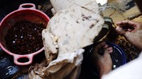 Buah pukah diolah menjadi butiran tasbih menggunakan mesin khusus.