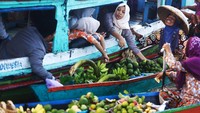 Rata-rata pedagang di sini adalah wanita, tapi ada beberapa pria juga yang ikut berjualan. (Rachman Haryanto)