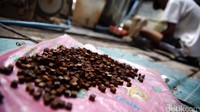 Buah pukah dipotong kotak-kotak sebelum diolah menjadi butiran tasbih.