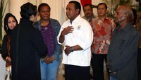 Menlu Retno Marsudi berbincang dengan salah satu ABK yang dibebaskan tersebut.