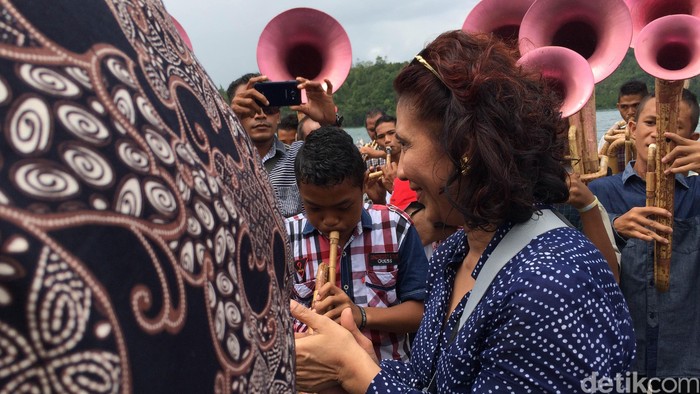 Riangnya Menteri Susi Ikuti Irama Alunan Musik Bambu di Sangihe