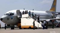 Empat WNI yang sempat disandera kelompok Abu Sayyaf tiba menggunakan pesawat TNI Angkatan Udara.