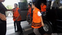 Mereka satu persatu turun dari mobil tahanan KPK.