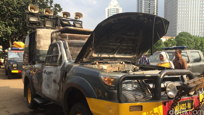 Penampakan Bangkai Mobil Patroli Polisi yang Terbakar di Semanggi